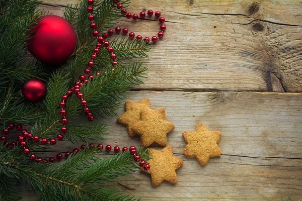 Печенье в форме звезды и елки с рождественскими безделушками на — стоковое фото