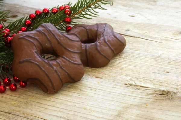 Pain d'épice au chocolat et branches de sapin avec déco de Noël — Photo