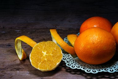 soyulmuş ve koyu ahşap üzerine unpeeled portakal