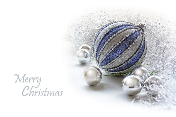 Silver och blå julgranskulor som dekoration på en vit backg — Stockfoto