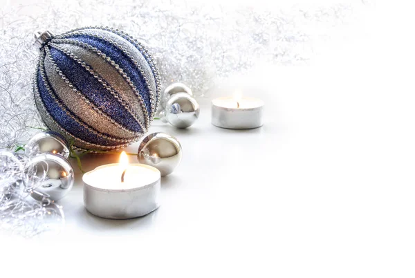 Zilveren en blauw Kerstdecoratie met kerstballen en kaarsen, c — Stockfoto