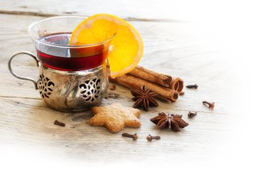 mulled şarap, portakal dilimi ve baharat ile Noel yumrukta yere rus
