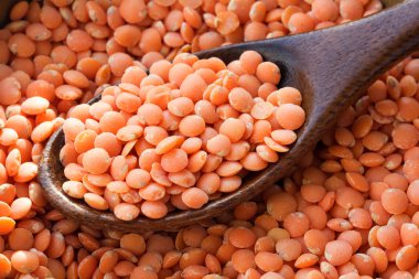 Bir tahta kaşıkla kırmızı mercimek yakın atış
