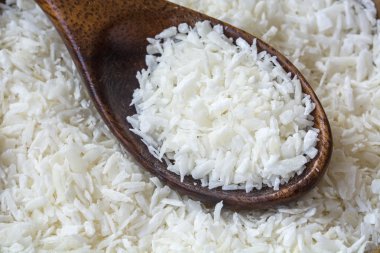 Rendelenmiş hindistan cevizi pul bir tahta kaşıkla