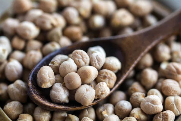 Chickpeas with a wooden spoon, closeup shot — Stock Photo, Image