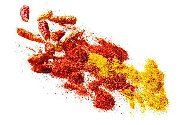 Scharfe Gewürze, getrocknete Chilischoten und Pulver aus Paprika — Stockfoto