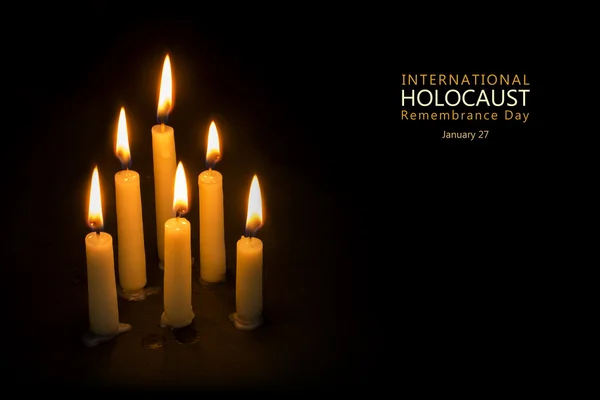 Dia da Memória do Holocausto, 27 de janeiro, velas contra o preto — Fotografia de Stock