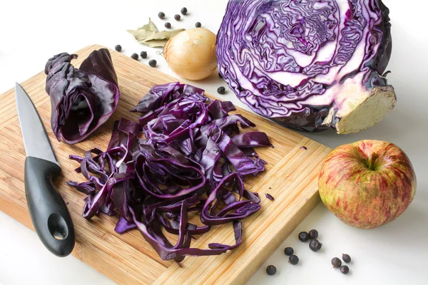 Preparing red cabbage with apple, onion, bay leaves and juniper — Stock Photo, Image