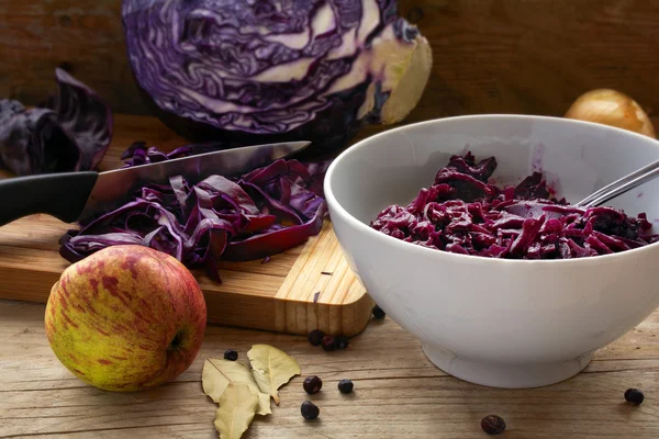 Preparación de repollo rojo para una cena festiva con manzana, cebolla — Foto de Stock