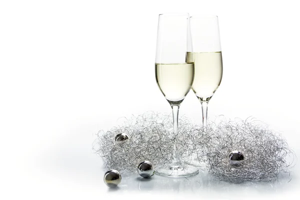 Två flöjter champagneglas för nyår och silver dekoration — Stockfoto