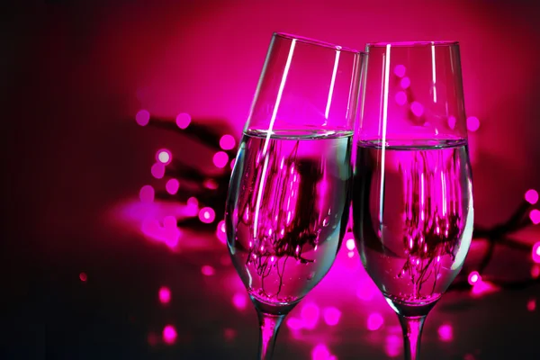 Δύο σαμπάνια φλάουτα τσουγκρίζουν τα ποτήρια στο πρωτοχρονιάτικο πάρτυ, μωβ β — Φωτογραφία Αρχείου