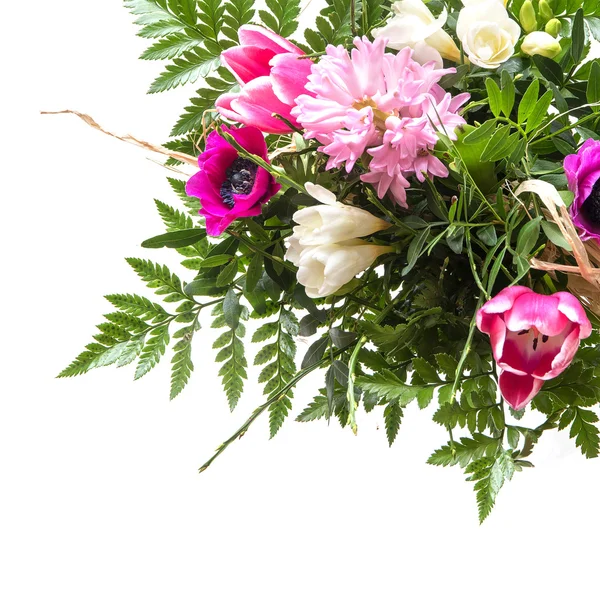 Ramo de flores de primavera aislado en blanco, fondo de esquina —  Fotos de Stock