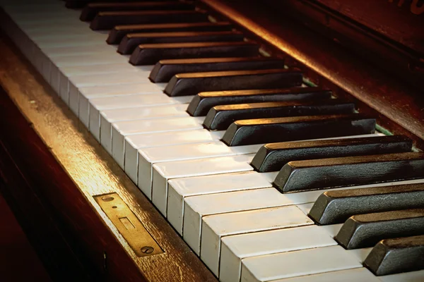 Antyczne pianino klawiatura z hebanu i kości słoniowej, ciepły kolor stonowana — Zdjęcie stockowe