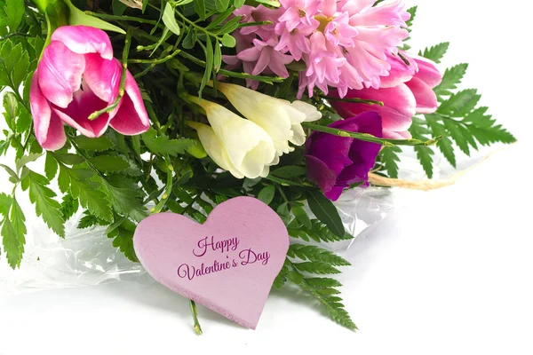 Ramo de flores, forma de corazón rosa con texto feliz día de San Valentín —  Fotos de Stock