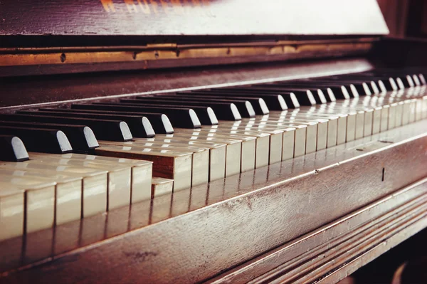 Staré klávesnice klavíru, jeden je stisknuta klávesa, hudební koncept v teplých barvách laděných Vintage styl — Stock fotografie