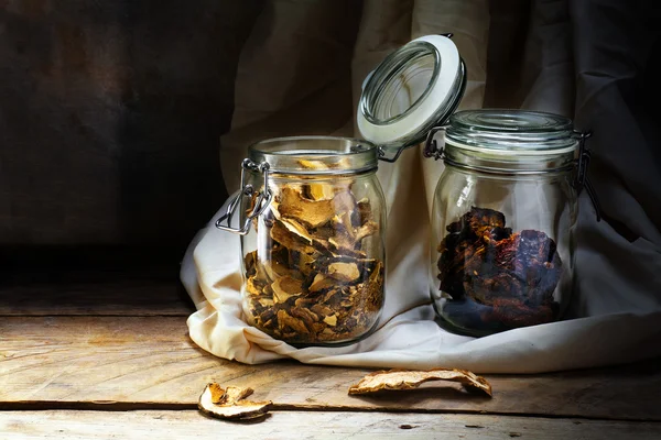 Glasburkar med torkad mat på en gammal rustik trä hylla, stilleben — Stockfoto