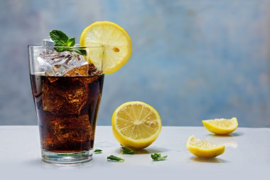bardak kola veya kola buz küpleri, dilim limon ve nane ile