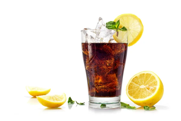 Bicchiere di cola o coca con cubetti di ghiaccio, fette di limone e pepe — Foto Stock
