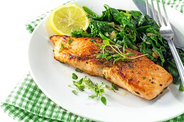 Grilled salmon with thyme, lemon and spinach, vegetarian low car — Stockfoto