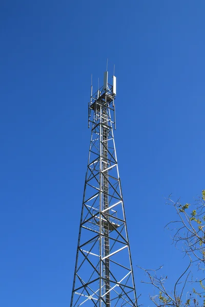 Torre de comunicações celulares — Fotografia de Stock