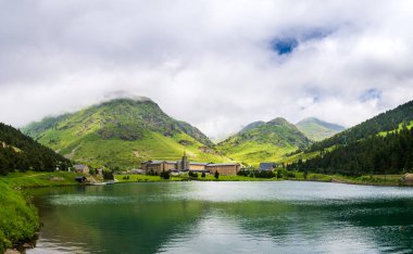 Vall de Nuria 'nın Pireneler, İspanya' daki yaz manzarası