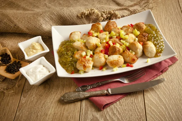 Albóndiga de Pollo En mesa de madera con sabores, mostaza y mayonesa — Foto de Stock