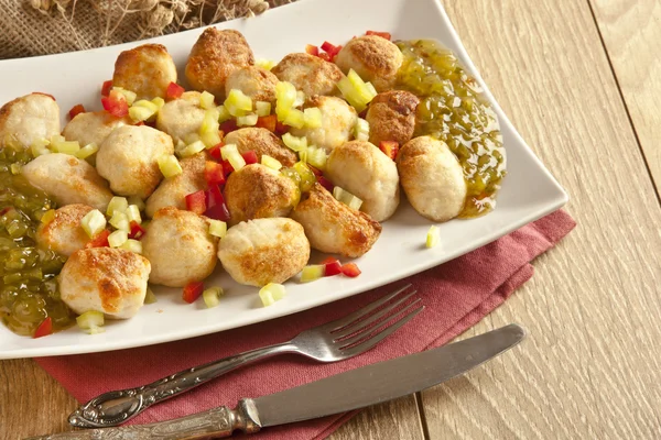 Albóndiga de Pollo En mesa de madera con sabores, mostaza y mayonesa — Foto de Stock