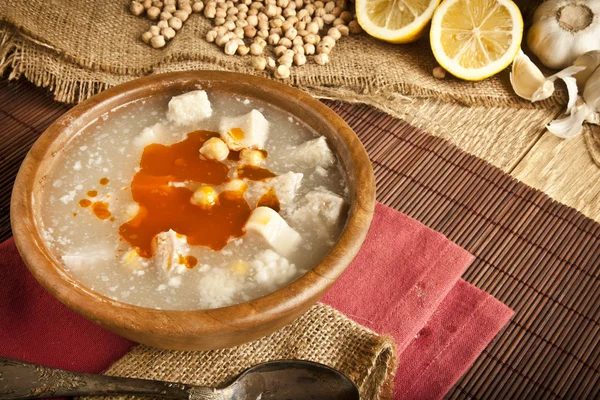 Sopa de tripe tradicional turca no fundo rústico com mesa de madeira — Fotografia de Stock