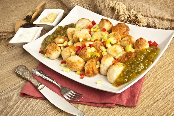 Almôndega de frango Em mesa de madeira com sabor, mostarda e maionese — Fotografia de Stock