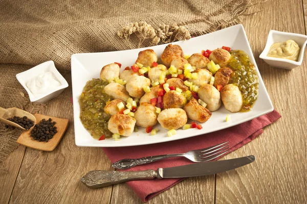 Albóndiga de Pollo En mesa de madera con sabores, mostaza y mayonesa — Foto de Stock