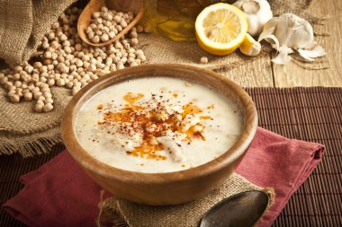 Köy zemininde ahşap masa ile Türk geleneksel işkembe çorbası