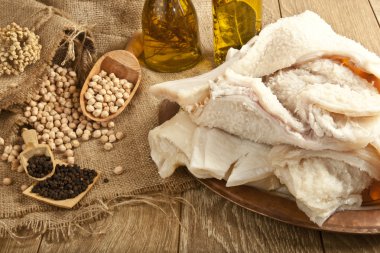 Geleneksel Türk çorba iskembe koyun işkembe, ahşap masa kavramı arka plan ile sakatat yahnisi madde