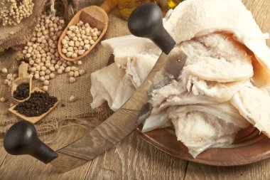 Geleneksel Türk çorba iskembe koyun işkembe, ahşap masa kavramı arka plan ile sakatat yahnisi madde