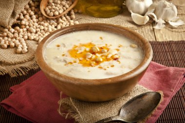 Köy zemininde ahşap masa ile Türk geleneksel işkembe çorbası