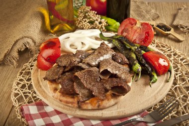 Shawarma et Türk geleneksel döner ahşap plaka kavramı