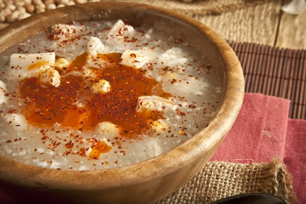 Turkiska traditionella tripe soppa på rustik bakgrund med träbord — Stockfoto