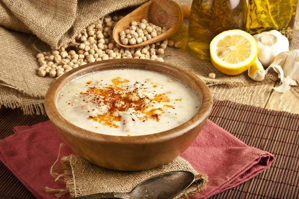 Sopa de tripe tradicional turca no fundo rústico com mesa de madeira — Fotografia de Stock