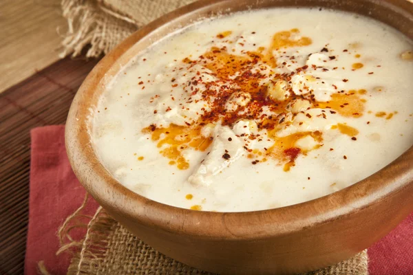 Turkish traditional tripe soup on rustic background with wooden table — Stock Photo, Image