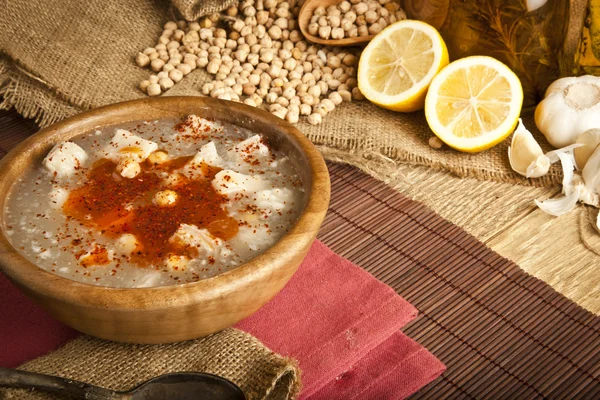 Sopa de tripe tradicional turca no fundo rústico com mesa de madeira — Fotografia de Stock