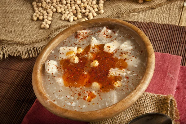 Турецкий традиционный трип-суп на деревенском фоне с деревянным столом — стоковое фото