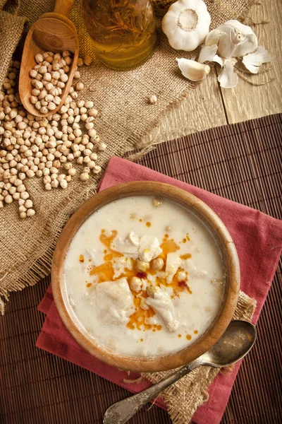 Sopa tradicional turca sobre fondo rústico con mesa de madera —  Fotos de Stock