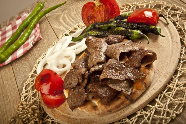 Shawarma Beef Donante tradicional turco en concepto de placa de madera —  Fotos de Stock