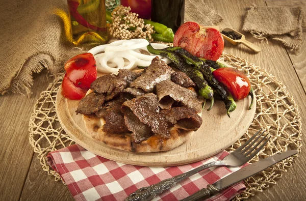 Shawarma nötkött turkiska traditionella doner på trä plattan koncept — Stockfoto