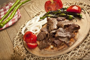 Shawarma et Türk geleneksel döner ahşap plaka kavramı