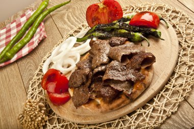 Shawarma et Türk geleneksel döner ahşap plaka kavramı