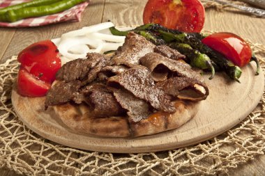 Shawarma et Türk geleneksel döner ahşap plaka kavramı