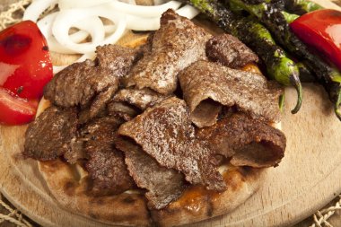 Shawarma et Türk geleneksel döner ahşap plaka kavramı