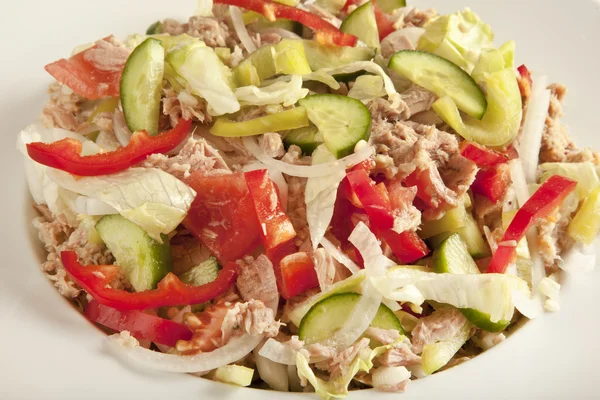 Salada de atum com alface, pepino e tomate . — Fotografia de Stock