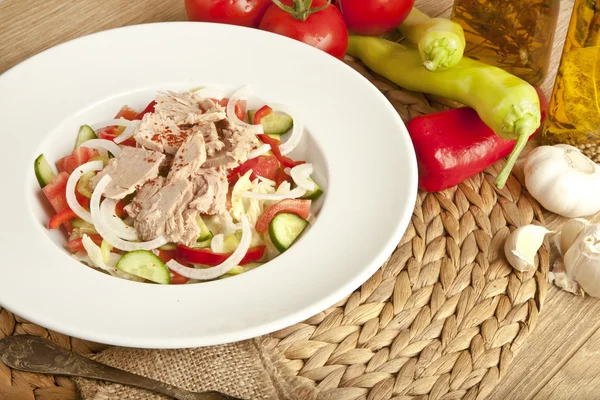 Ensalada de atún con lechuga, pepino y tomate . —  Fotos de Stock