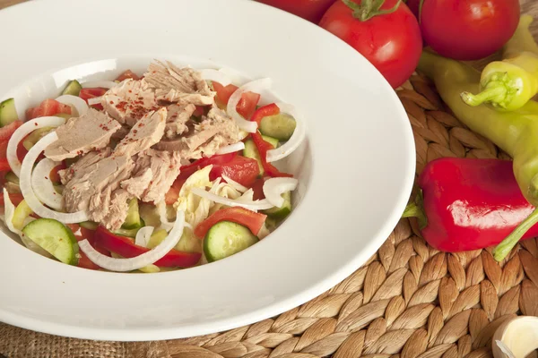 Ensalada de atún con lechuga, pepino y tomate . —  Fotos de Stock